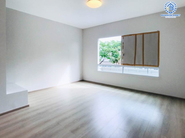 *****ทาวน์เฮ้าส์มือสองย่านกรุงเทพฯ ม.อินดี้ ศรีนครินทร์-ร่มเกล้า หลังมุม! จัดสรรคได้ทุกความสุข บนเนื้อที่มากสุดถึงเกือบ 35 ตร.ว. ฟังก์ชัน 3 ห้องนอน 3 ห้องน้ำ 2 ที่จอดรถ เป็นส่วนตัว วิวเปิดโล่ง บนทำเลใกล้สนามบินสุวรรณภูมิ, รถไฟฟ้าสายแอร์พอร์ตเรลลิงก์ "สถานีลาดกระบัง" และทางด่วน "มอเตอร์เวย์"